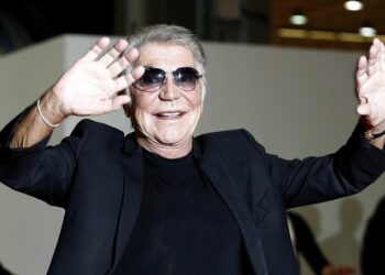 وفاة مصمم الأزياء الإيطالي روبرتو كافالي