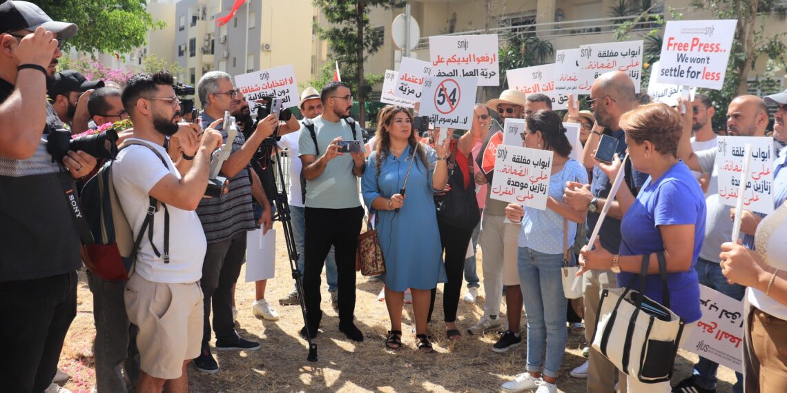 الصحفيون يحتجون أمام مقر الهيئة العليا المستقلة للانتخابات