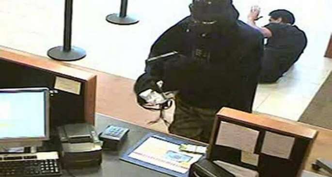 السطو على شاحنة نقل أموال والفرار ب200 الف ديار