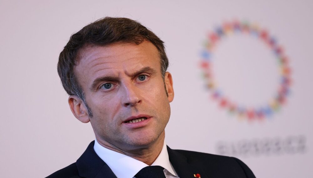 الرئيس الفرنسي يدعو لوقف تسليم الأسلحة لإسرائيل