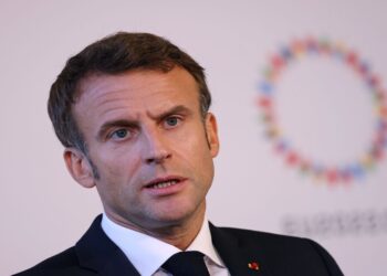 الرئيس الفرنسي يدعو لوقف تسليم الأسلحة لإسرائيل