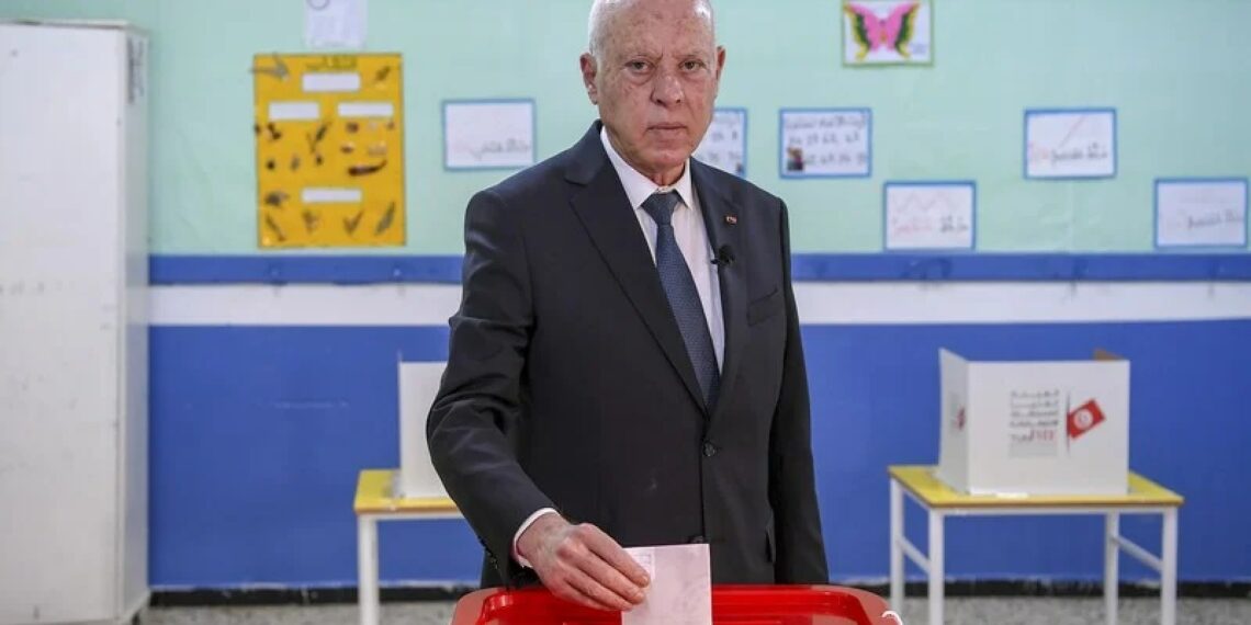 رئاسية-2024: قيس سعيّد يدلي بصوته الإنتخابي