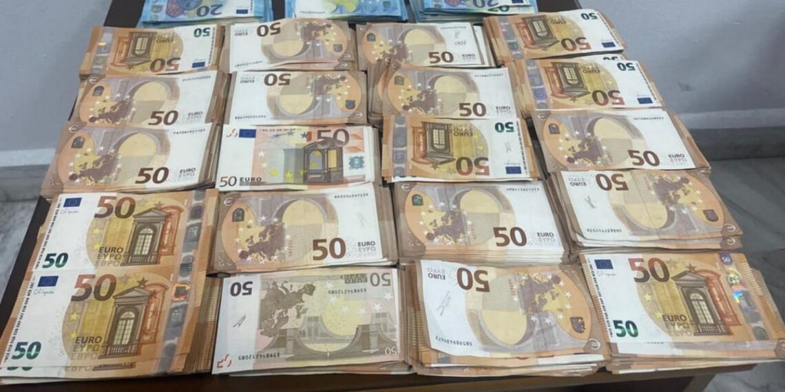 الديوانة بمطار المنستير تحبط محاولة تهريب مبلغ 100 ألف أورو