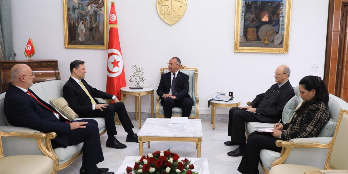 لقاء رئيس الحكومة بالمنسق المقيم لمنظمة الامم المتحدة ..لمواجهة التحديات الدولية