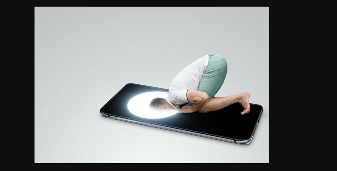 إشارات أحمد الحمروني: بين مذهبين