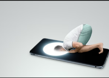 إشارات أحمد الحمروني: بين مذهبين