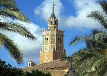 إشارات أحمد الحمروني: بين الأرض والسماء