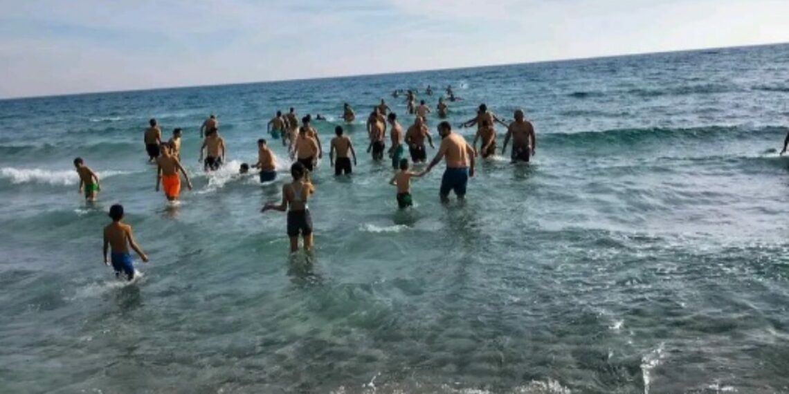في عديد المدن الساحليّة: تونسيون يستقبلون السنة الجديدة بالغطس في البحر