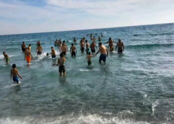 في عديد المدن الساحليّة: تونسيون يستقبلون السنة الجديدة بالغطس في البحر