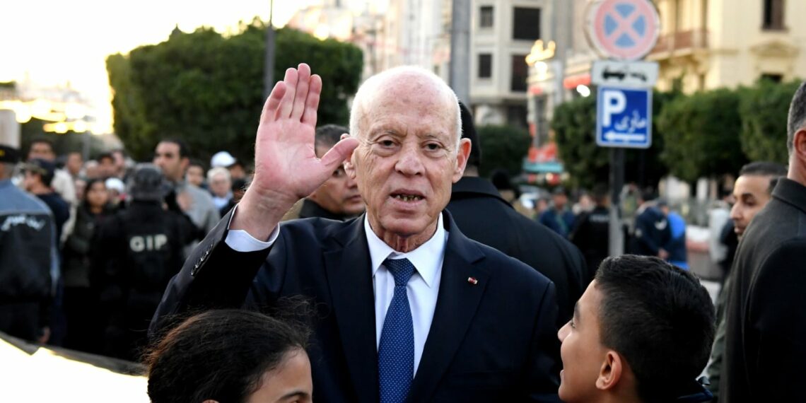 رئيس الجمهورية يجتمع بالقصبة برئيس الحكومة وبعض الوزراء ويتحول الى وسط العاصمة