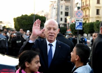 رئيس الجمهورية يجتمع بالقصبة برئيس الحكومة وبعض الوزراء ويتحول الى وسط العاصمة