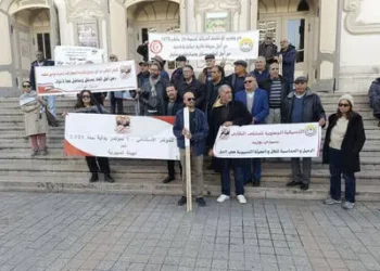 في وقفة احتجاجية أمام المسرح: الملتقى النقابي المعارض يجدد مطالبته برحيل المكتب التنفيذي للإتحاد