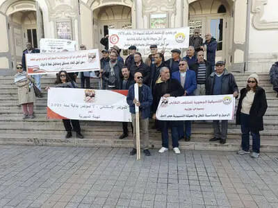 في وقفة احتجاجية أمام المسرح: الملتقى النقابي المعارض يجدد مطالبته برحيل المكتب التنفيذي للإتحاد