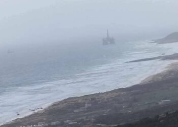 البحر يلفظ منصة بترولية بحرية  بمنطقة الحويشات مرسى الذويبة بنزرت