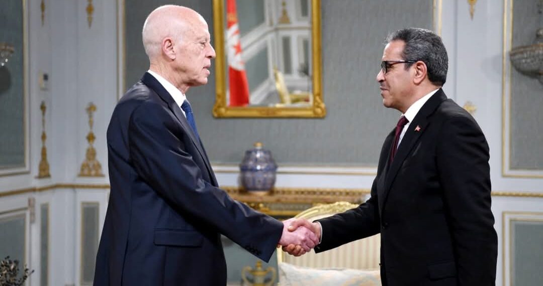 لدى استقباله لعماد الدربالي: سعيّد يبرز دور المجالس المحليّة والجهوية ومجالس الأقاليم في الحدّ من اختلال التوازن بين الجهات