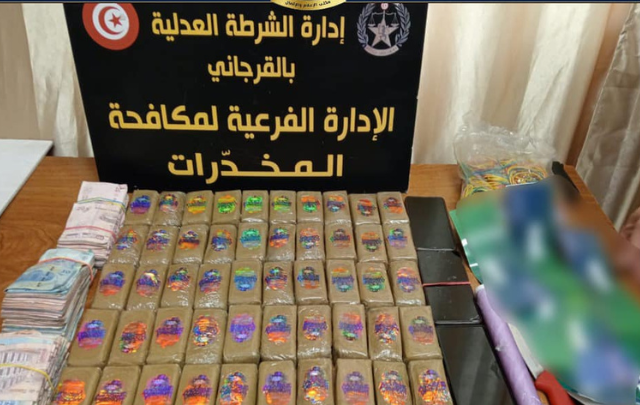 القبض على مروّجي مُخدرات وحجز 50 صفيحة من القنب الهندي