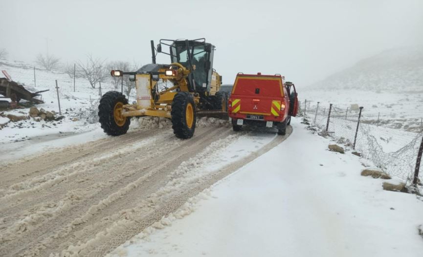 جهات-سليانة- إزاحة الثلوج عن طرقات ومسالك في مكثر وكسرى
