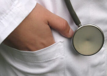 صحّة: عمادة الأطباء تُقرّر تعليق العمل بالتعريفة الجديدة