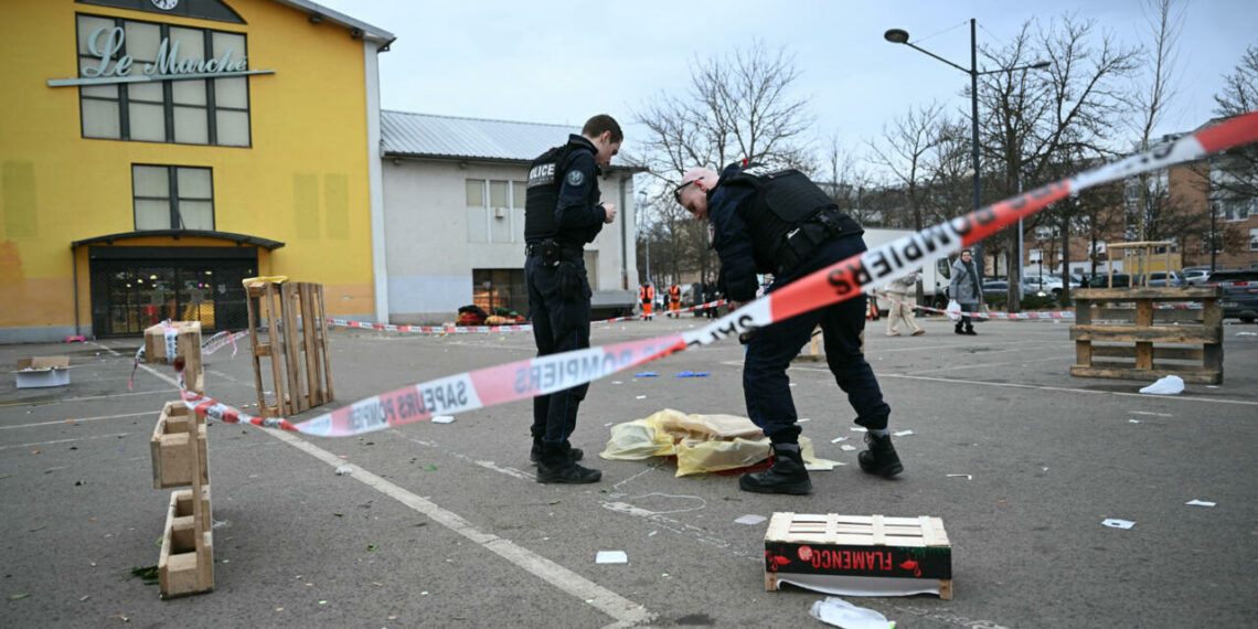 فرنسا: قتيل وعديد الجرحى في هجوم بالسكين والرئيس الفرنسي يقول إنه عمل إرهابي إسلامي