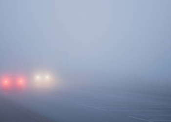 ضباب كثيف آخر الليل وفي الصباح يسبب انخفاض الرؤية الأفقية