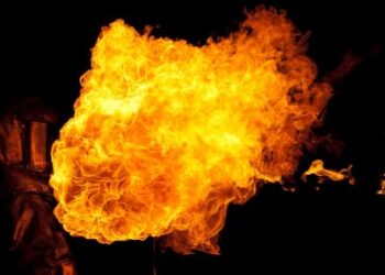 كهل يُـضرم النار في جسده بـباب سعدون