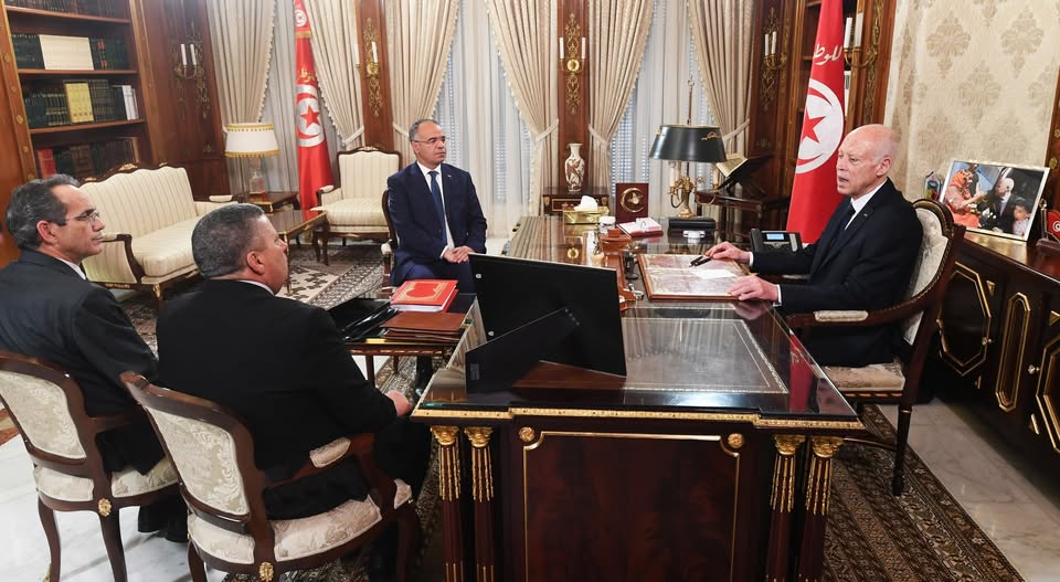 رئيس الدولة يدعو إلى إيجاد حلول جذرية للأعوان المكلفين بتأطير التلاميذ ومساعدة مدرسي الإعداديات والمعاهد