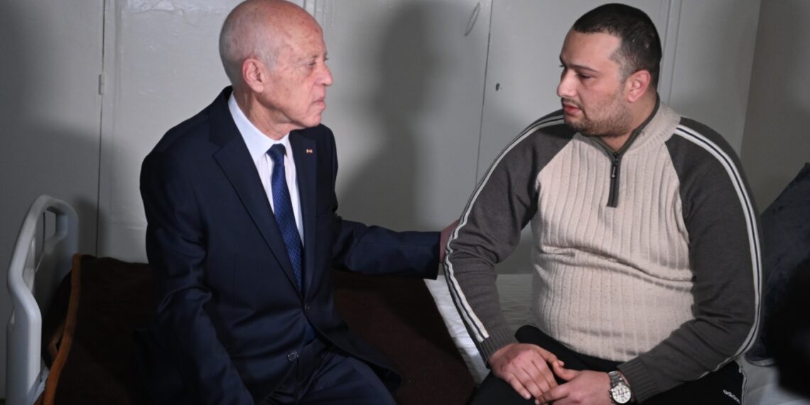 رئيس الجمهورية يعود جريح الثورة يُسري الزرلي قبل سفره إلى فرنسا لمواصلة العلاج