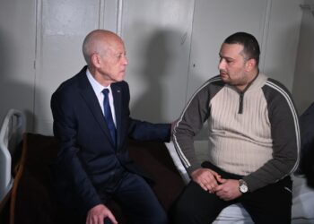 رئيس الجمهورية يعود جريح الثورة يُسري الزرلي قبل سفره إلى فرنسا لمواصلة العلاج