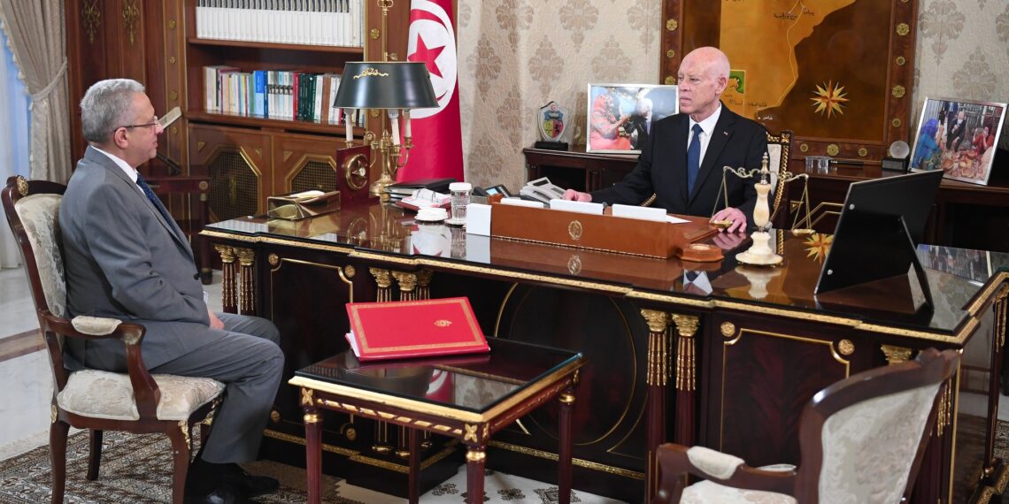 رئيس الجمهورية يلتقي وزير الصحة ويستعرض نتائج زيارته الى الصين