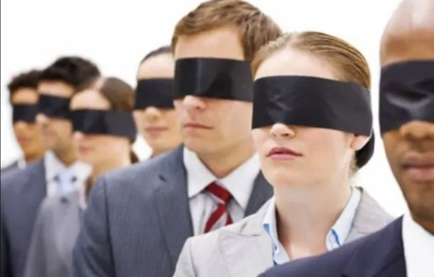 إشارات أحمد الحمروني: نكران