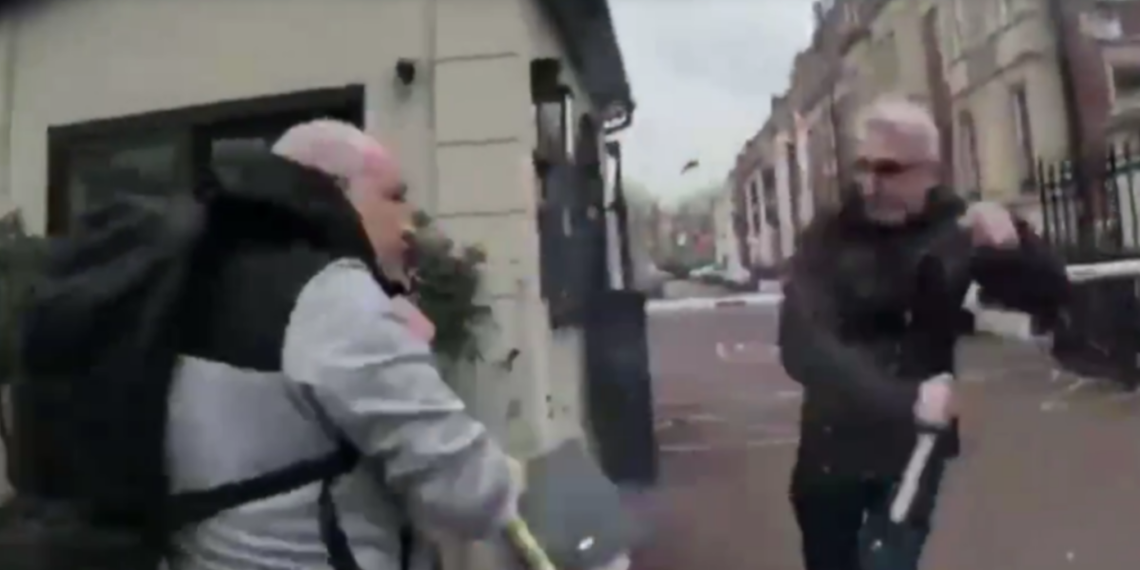 على خطى موميكا.. حاول حرق المصحف فتلقى ضرباً مبرحاً (فيديو)