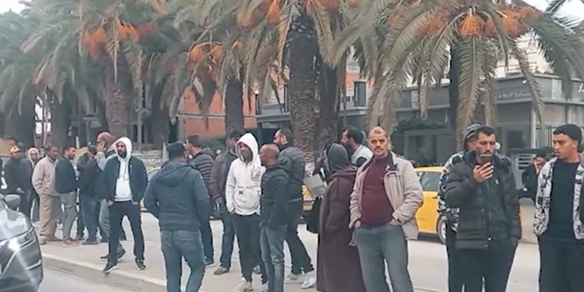  أصحاب سيارات التاكسي بجندوبة يحتجون