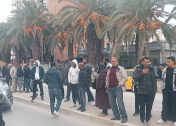  أصحاب سيارات التاكسي بجندوبة يحتجون