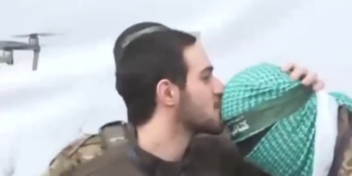أسير اسرائيلي يقبّل رأس مقاتلين من القسّام على المباشر