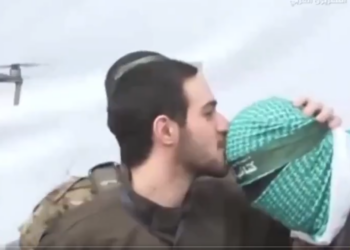 أسير اسرائيلي يقبّل رأس مقاتلين من القسّام على المباشر