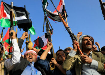 ترامب مهددا إيران بعواقب رهيبة: “ستتحملون مسؤولية كل طلقة نار يطلقها الحوثيون”