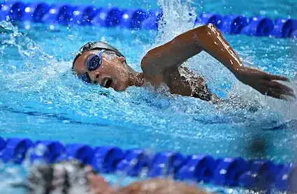 جميلة بولكباش تحطّم الرقم القياسي في سباق 1500 متر سباحة حرّة بفرنسا