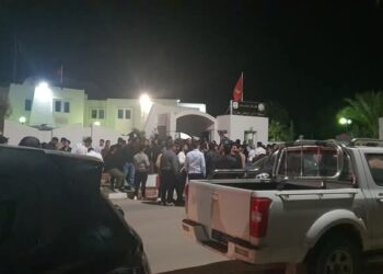 جهات-جربة: فتح محضر بحث بعد تجمهر ومحاولة اقتحام عدد من المواطنين منطقة الأمن الوطني على إثر إيقاف مفتّش عنه من الجالية اليهودية.