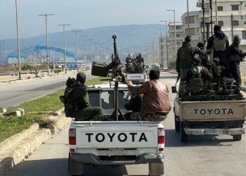 سوريا: عشرات القتلى والجرحى في مواجهات بين قوات النظام وموالين لبشار الأسد… وفرض حظر التجوّل في عدّة مدن