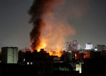 غارات امريكية مكثفة على مدن يمنيّة والحوثيون يردون بمهاجمة حاملة طائرات