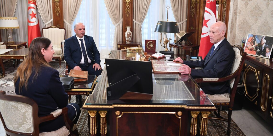 رئيس الجمهورية يؤكد في لقائه بوزير النقل انه لن يتم التفريط في شركة الخطوط الجوية