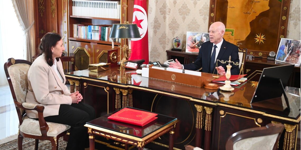 في لقائه برئيسة الحكومة : رئيس الجمهورية يؤكّد على آليات دستور 25 جويلية ،وعلى ضرورة أن يستبطن كلّ مسؤول للأحكام الجديدة الواردة به