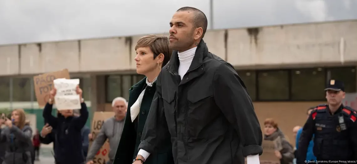 إلغاء إدانة نجم البرازيل وبرشلونة السابق داني ألفيس