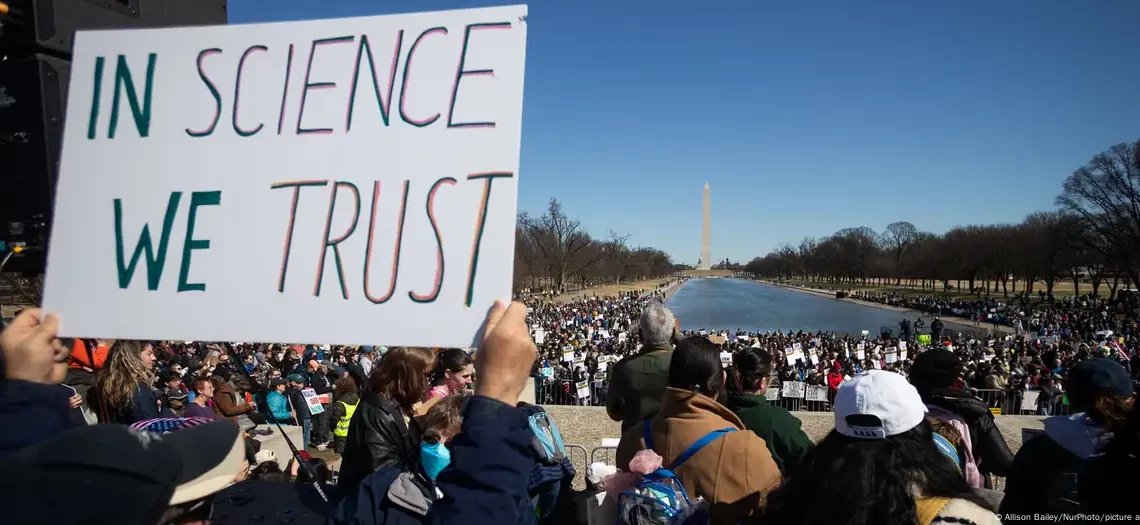 دفاعا على العلم: احتياجات في أمريكا…على خفض ترامب لتمويل البحوث العلميّة