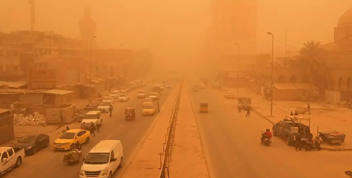 توزر: تحذير من هبوب رياح رملية تحجب الرؤية في الطرقات