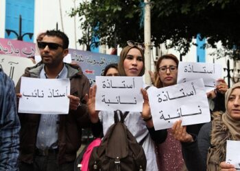 جهات-قفصة: وقفة احتجاجيّة لأساتذة نوّاب أمام مقر المندوبية الجهوية للتربية