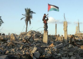 بينما نتنياهو يدعوها إلى ترك غزّة وتسليم سلاحها…”حماس” تتعهّد بالمضي في طريق المقاومة