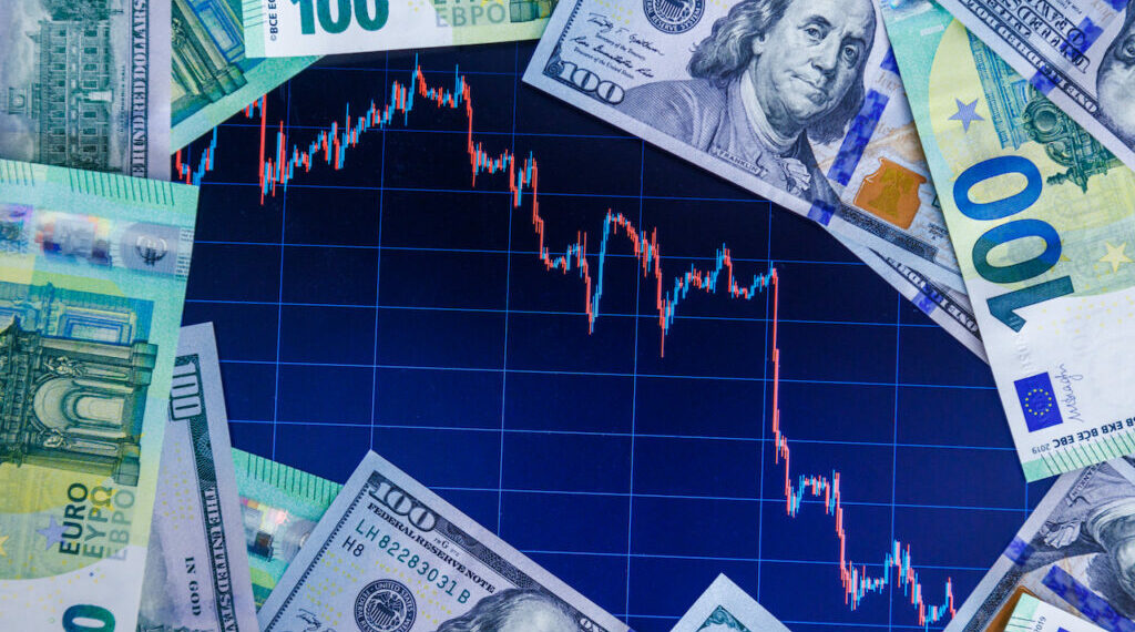 اقتصاد: الدولار الأمريكي يبدأ الأسبوع بتراجع أمام أهم العملات العالمية