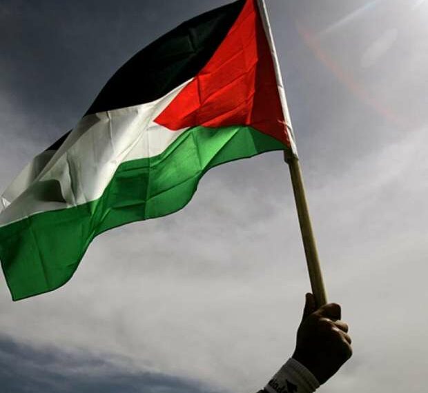 جهات-الدندان: وفاة طالب بعد سقوطه من بناية أثناء تعليقه علم فلسطين فوقها