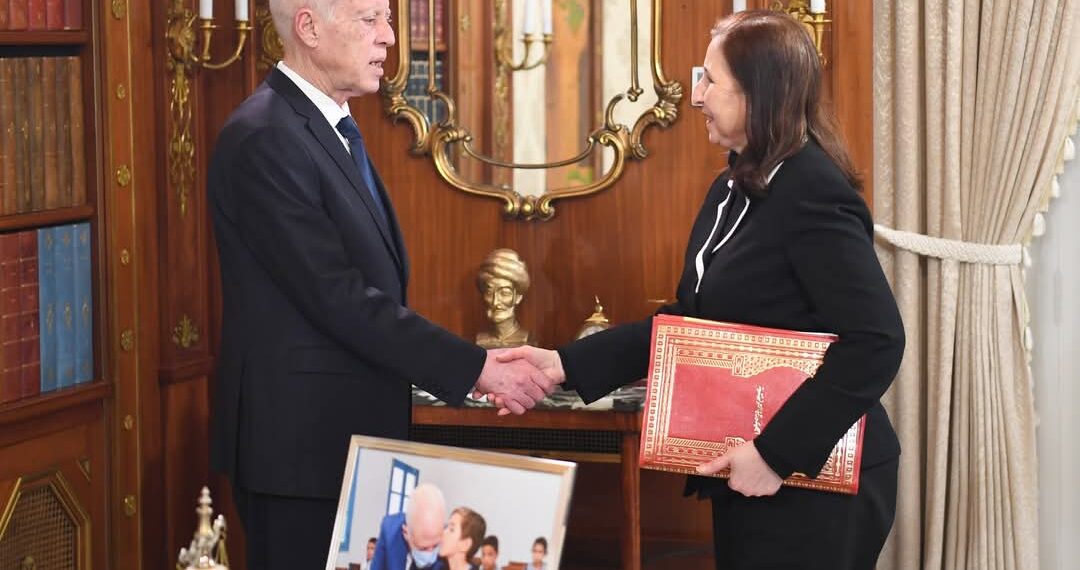 لدى استقباله رئيسة الحكومة: رئيس الجمهورية يوضّح أن الأولوية المطلقة يجب أن تُعطى للجانب الإجتماعي